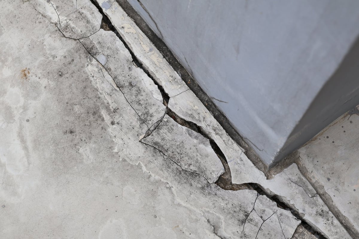 Scheuren in cementfundering door klimaatverandering